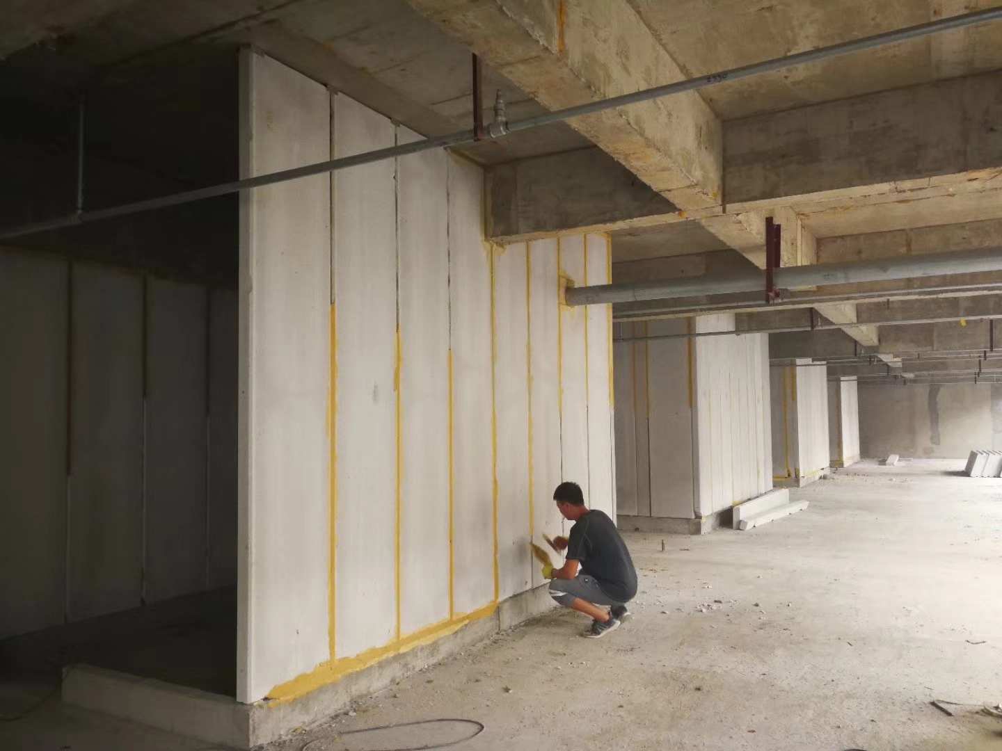 广南无机发泡轻骨料混凝土隔墙板施工技术性能研究